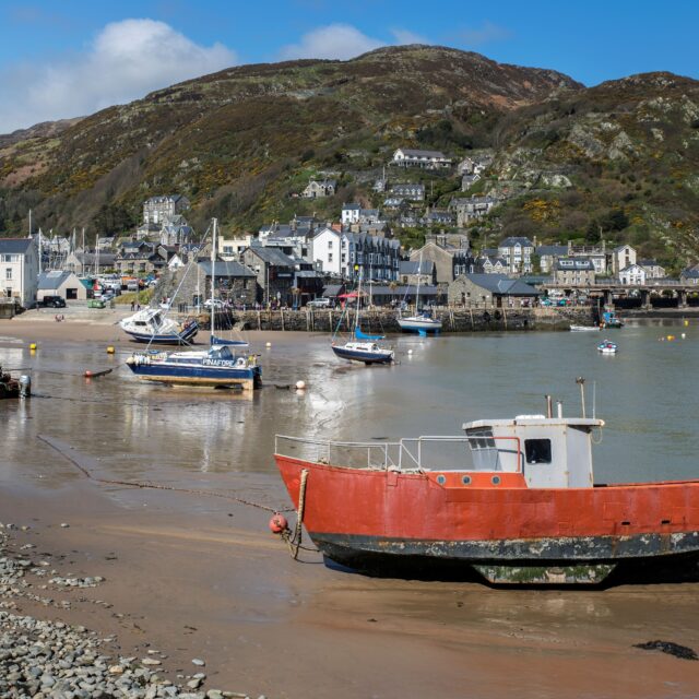 I Stock boat in harbour